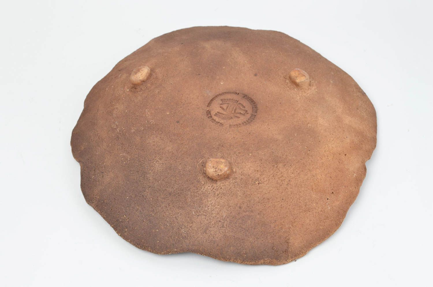 Assiette sur pieds ronde en argile à motif floral en relief faite main marron photo 3