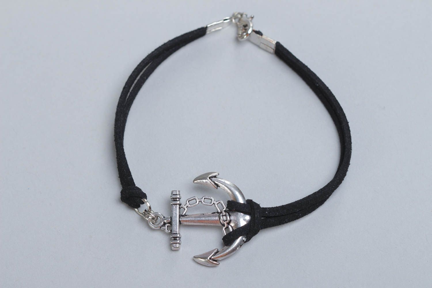 Bracelet en daim mince noir avec ancre fait main de style marin original photo 2