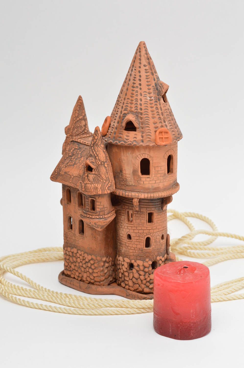 Керамический подсвечник в виде замка из красной глины ручной работы для декора фото 1