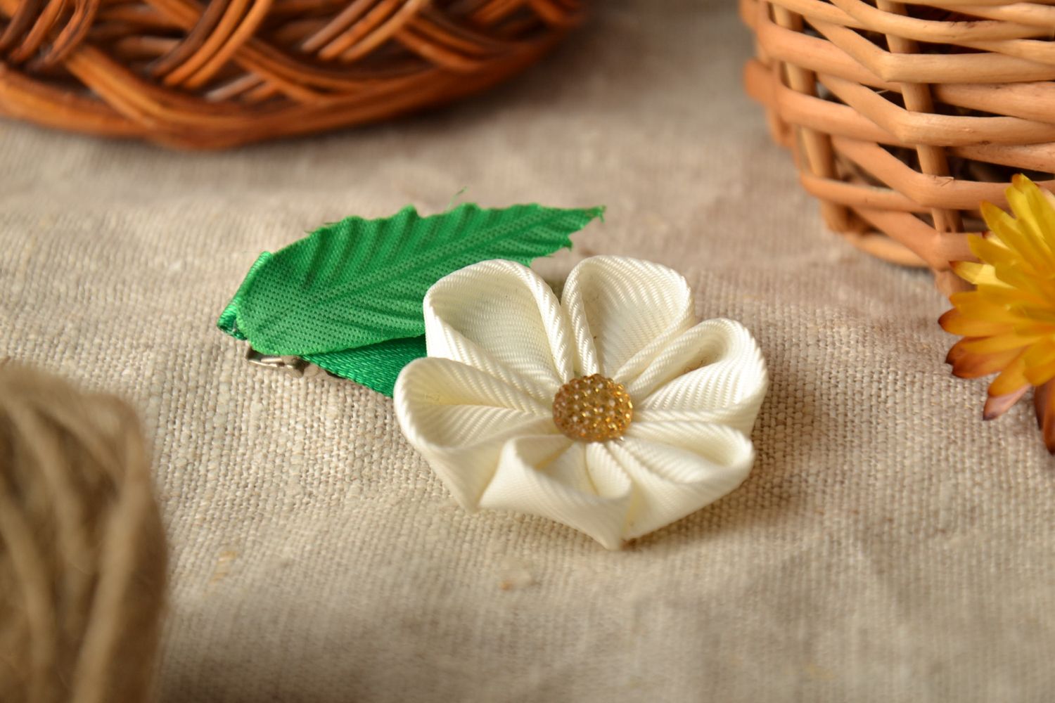 Pince à cheveux avec fleur blanche en satin faite main kanzashi pour fille photo 1