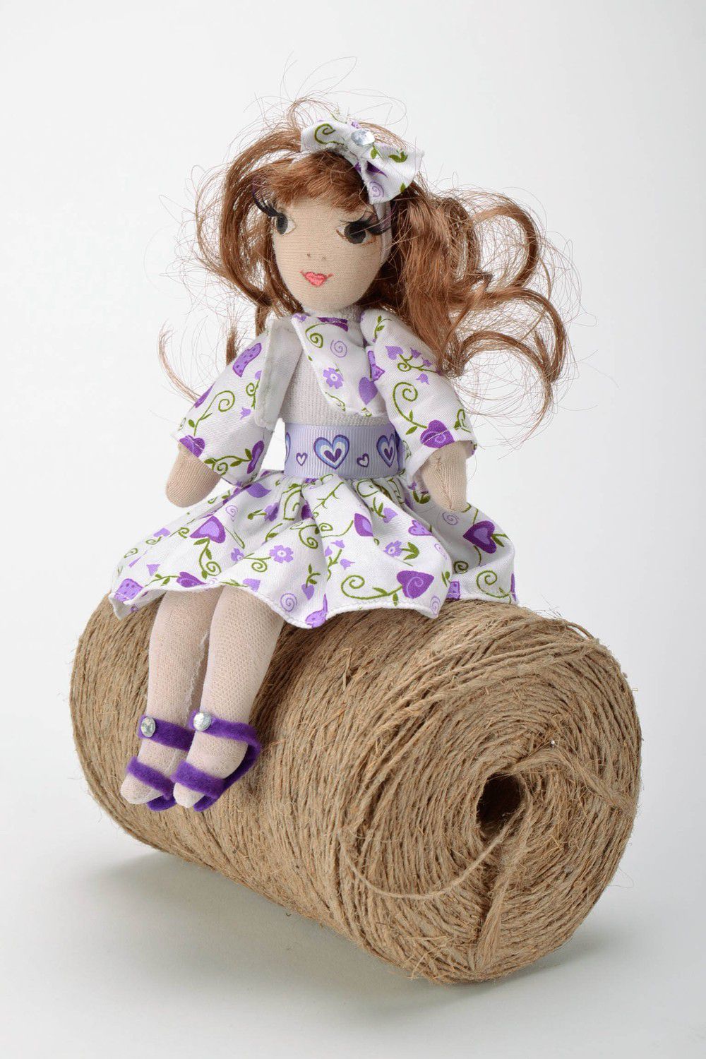 Muñeca sedentaria con vestido morado foto 1