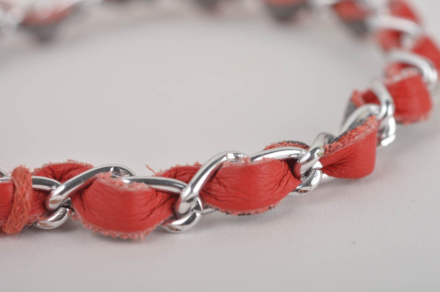 Bracelet cuir Bijoux fait main en métal Accessoire femme couleur rouge photo 4