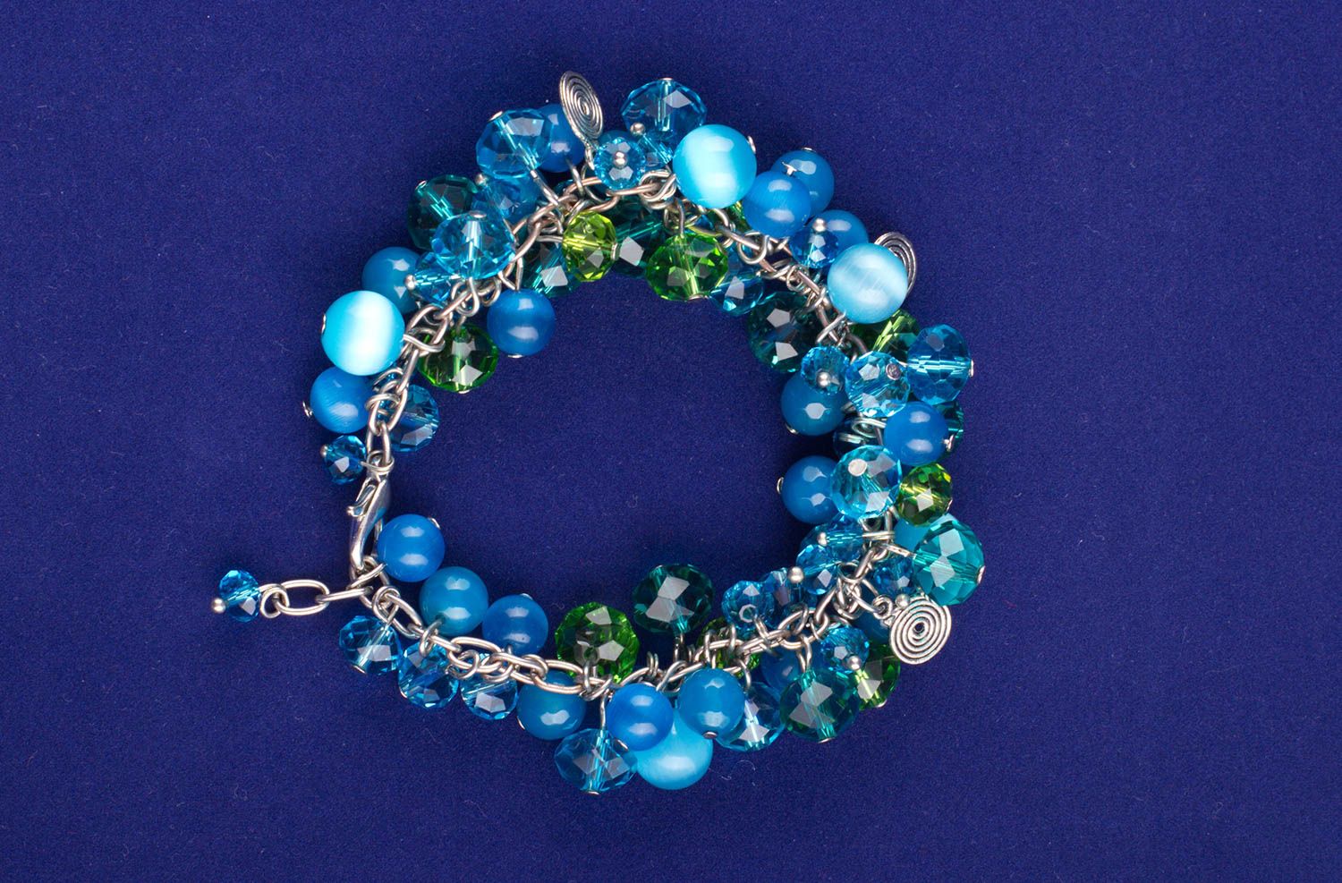 Handmade Designer Schmuck Frauen Accessoire blaues Armband mit Steinen foto 3