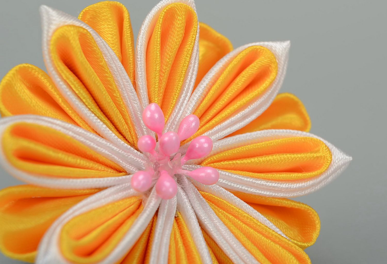 Резинка для волос атласная Оранжево-белый цветок фото 2