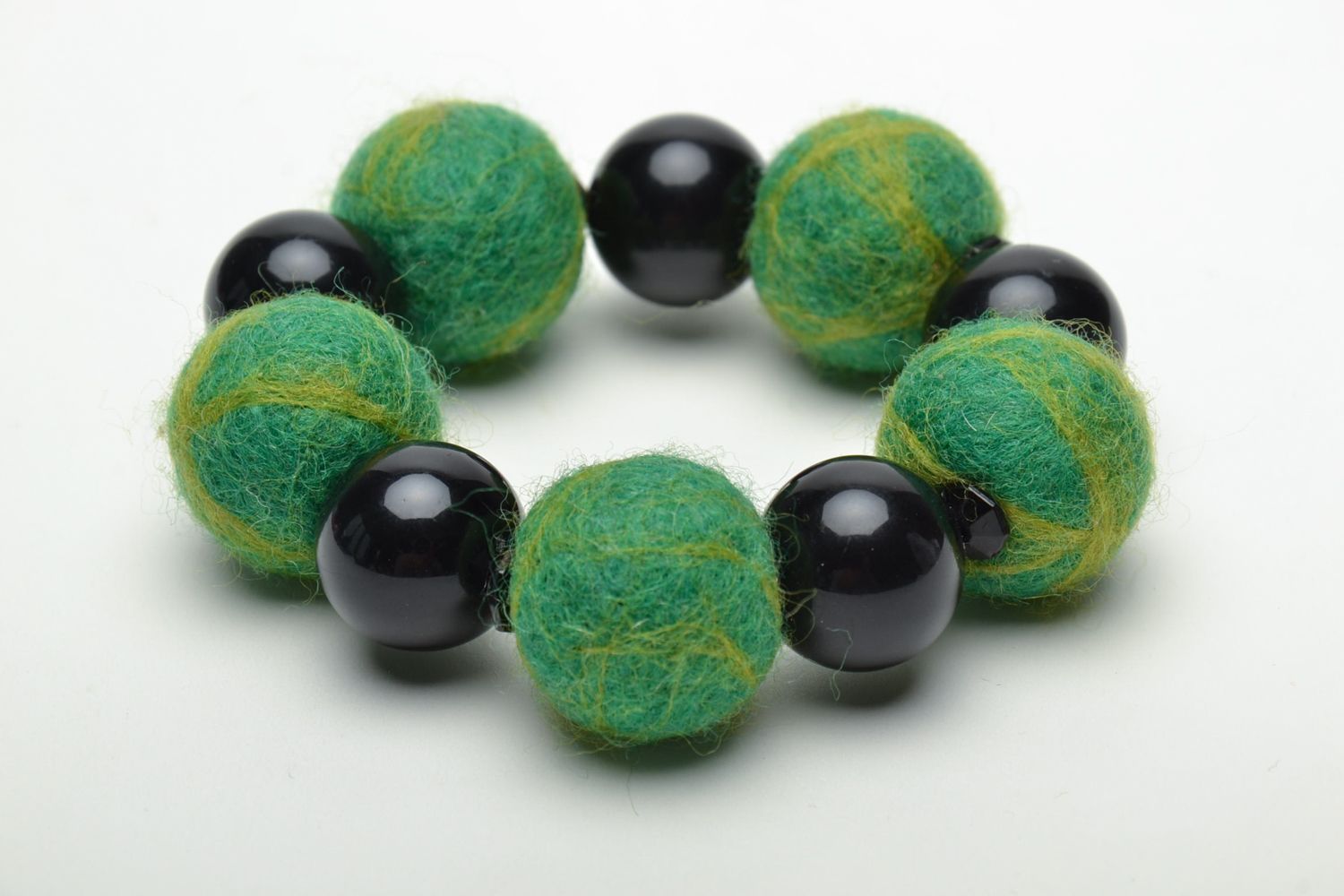 Bracelet fait main de perles en laine et bois noir vert photo 4
