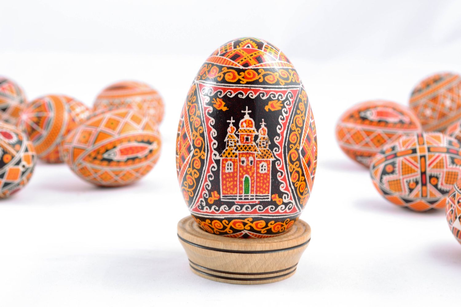 Huevo de Pascua artesanal con iglesia y copa foto 1