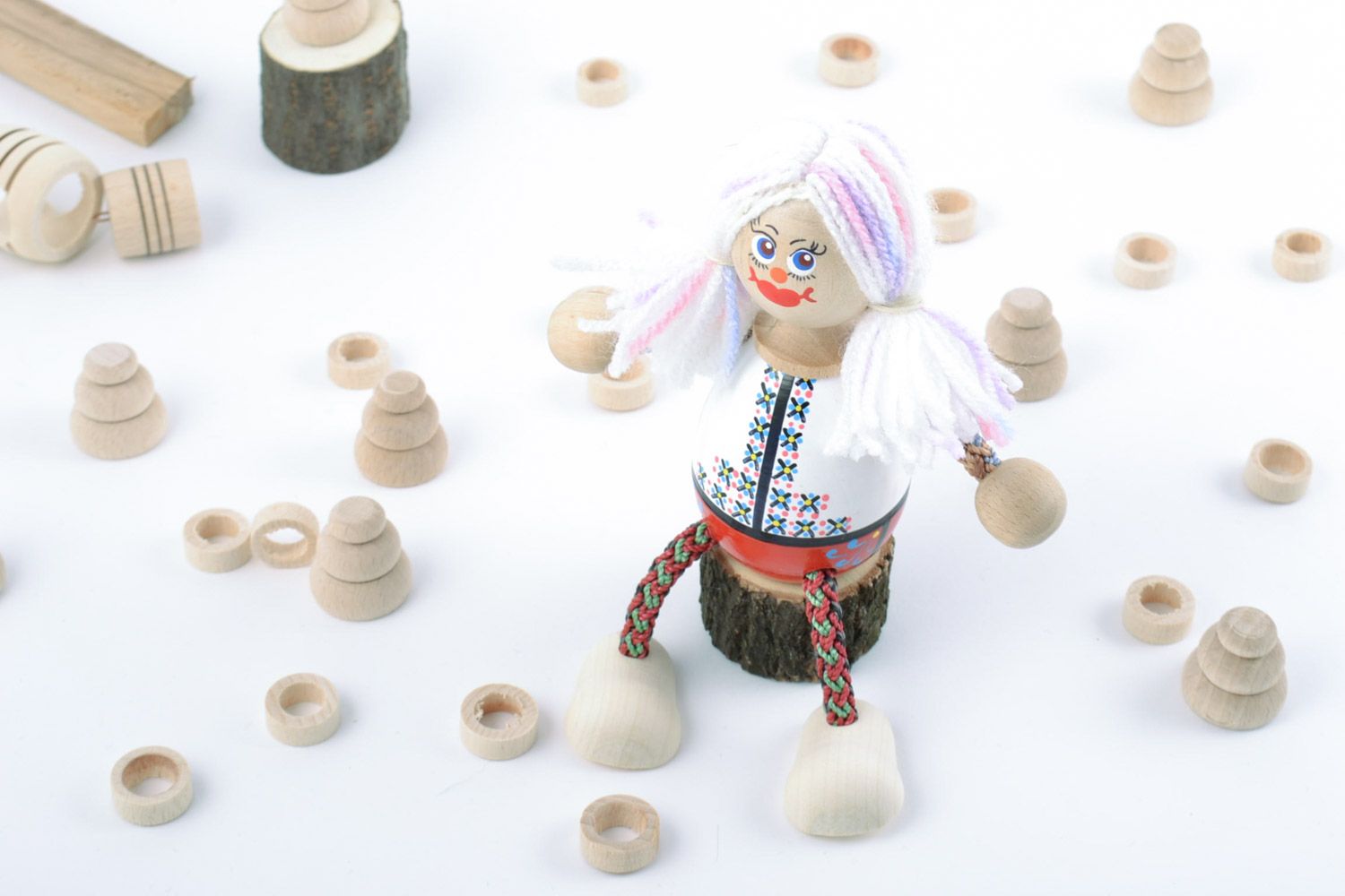 Öko Spielzeug Mädchen aus Holz mit Bemalung handmade für Kleinkinder foto 1