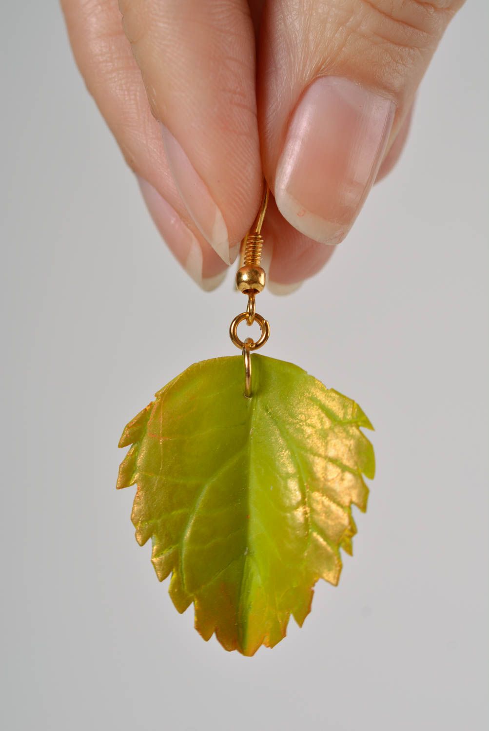Зеленые серьги из полимерной глины листья с подвесками ручной работы красивые фото 4