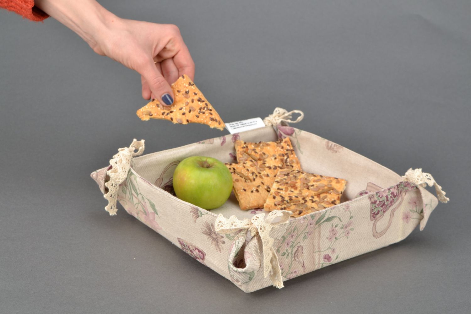 Caja de pan de madera blanca decorada con decoupage, panera de
