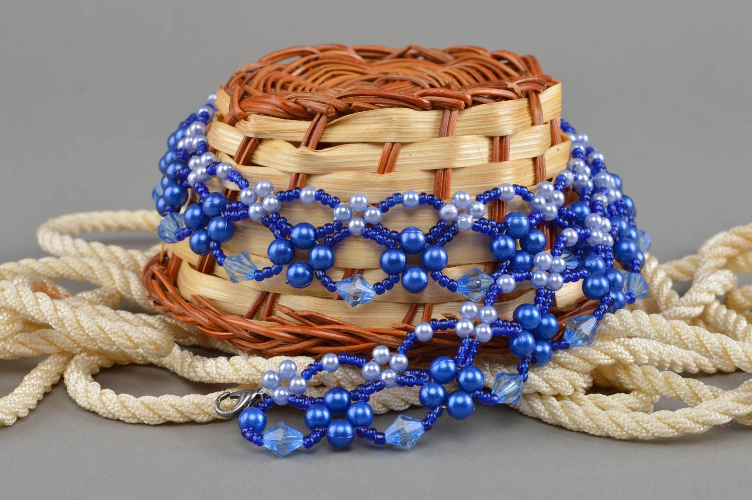 Collier en perles de rocaille et perles fantaisie ajouré bleu fait main photo 1
