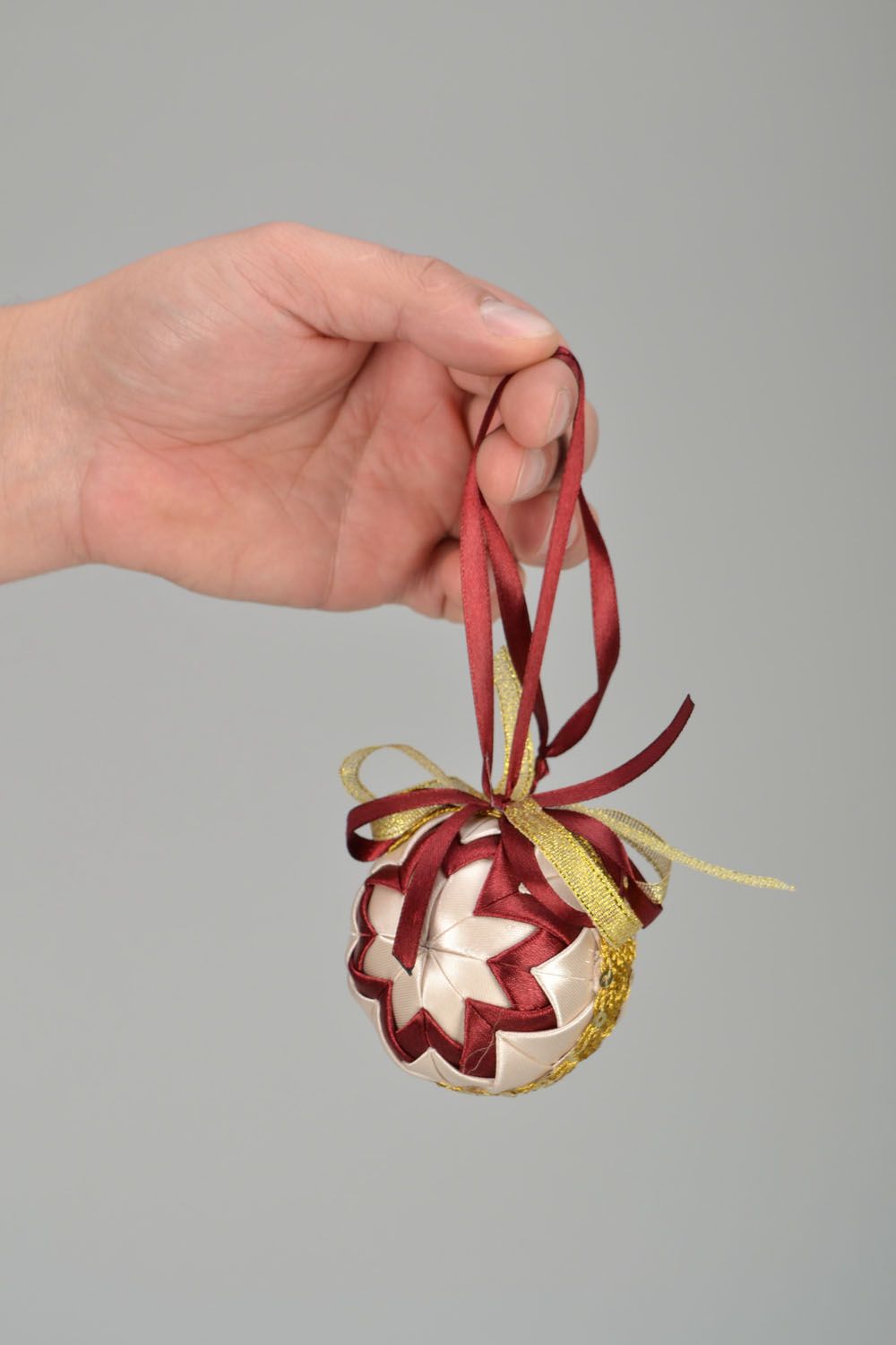Décoration pour arbre de Noël faite main boule en rubans de satin et brocart photo 2