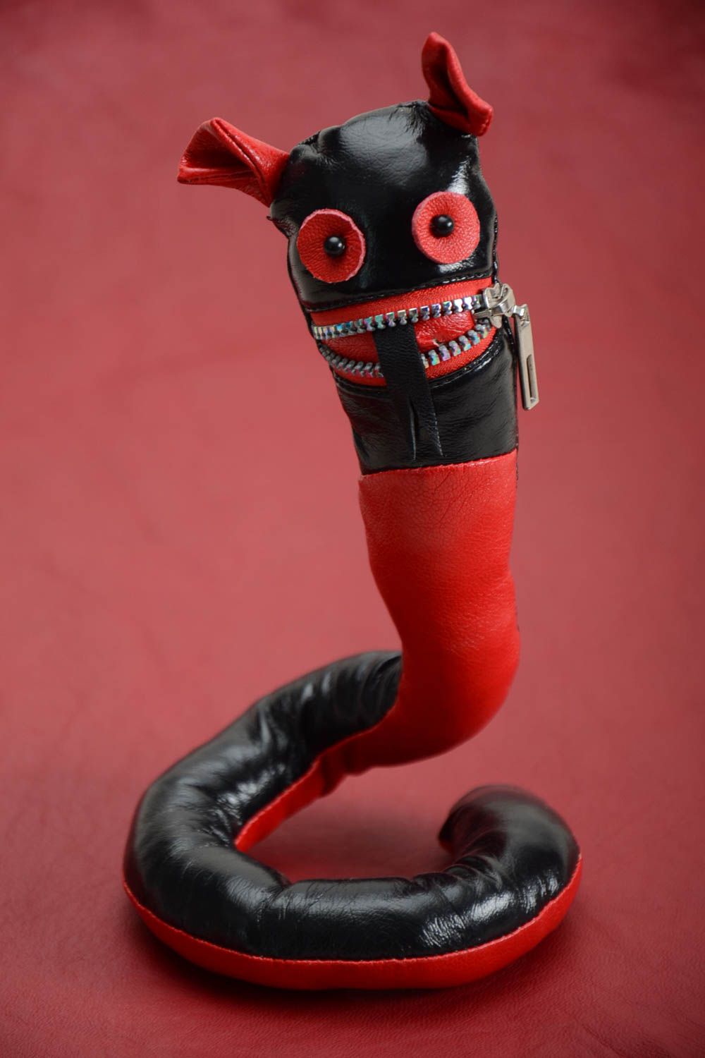 Jouet serpent fait main Décoration maison en cuir noir rouge Cadeau original photo 1