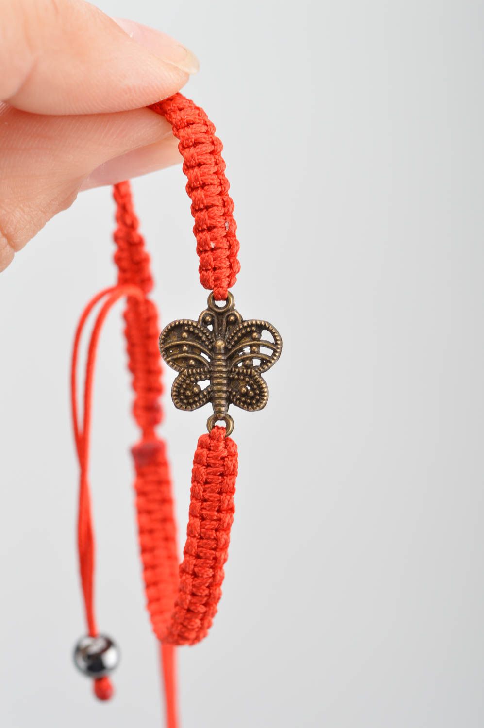 Тонкий плетеный браслет из ниток на руку красный с бабочкой ручной работы  фото 3