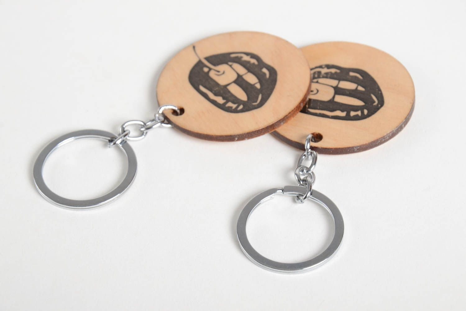 Porte-clés en bois faits main ronds avec lèvres 2 pièces Accessoires design photo 3