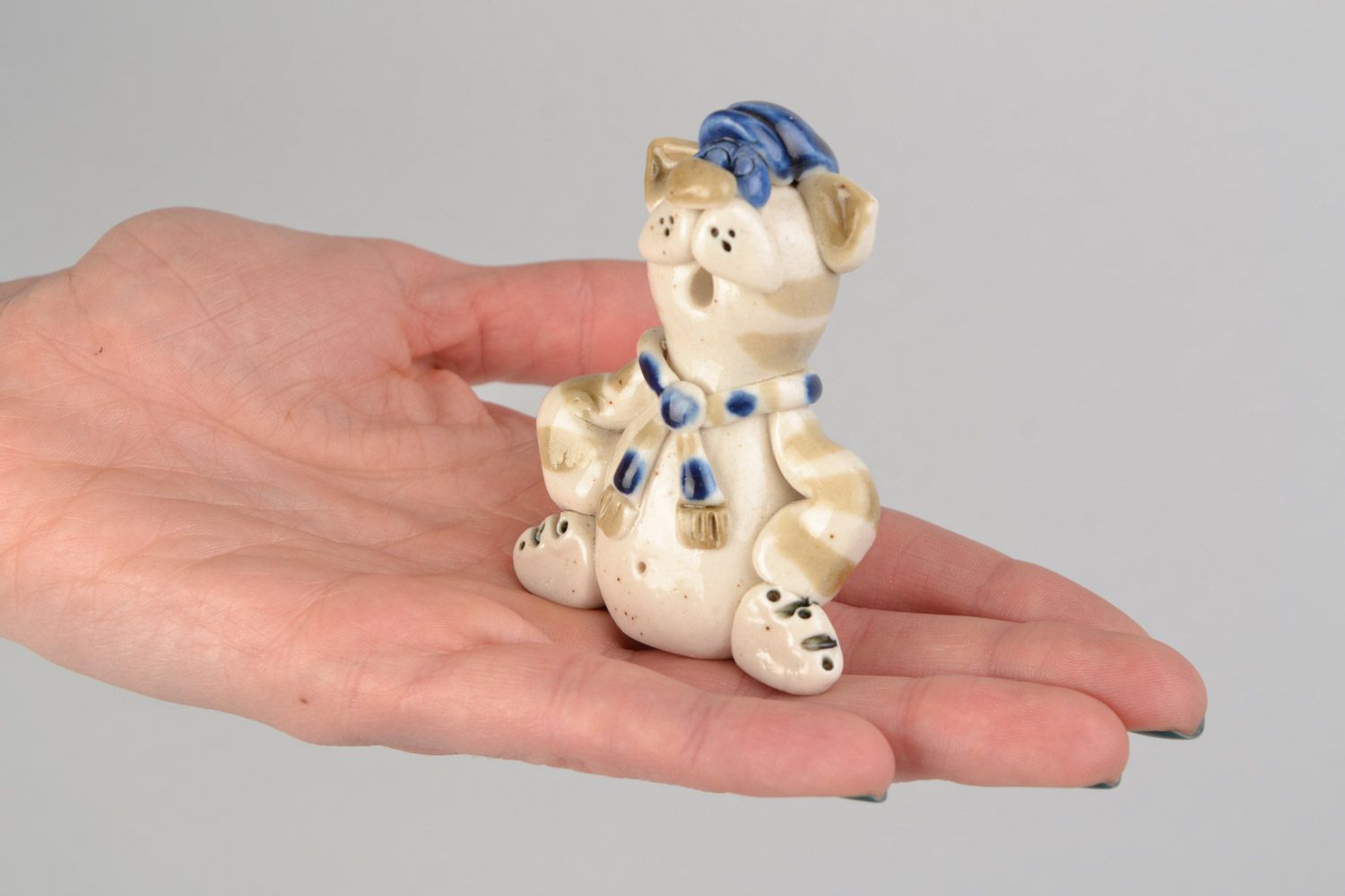 Figurine en terre cuite peinte de glaçure faite main Chat en écharpe bleu-blanc photo 2