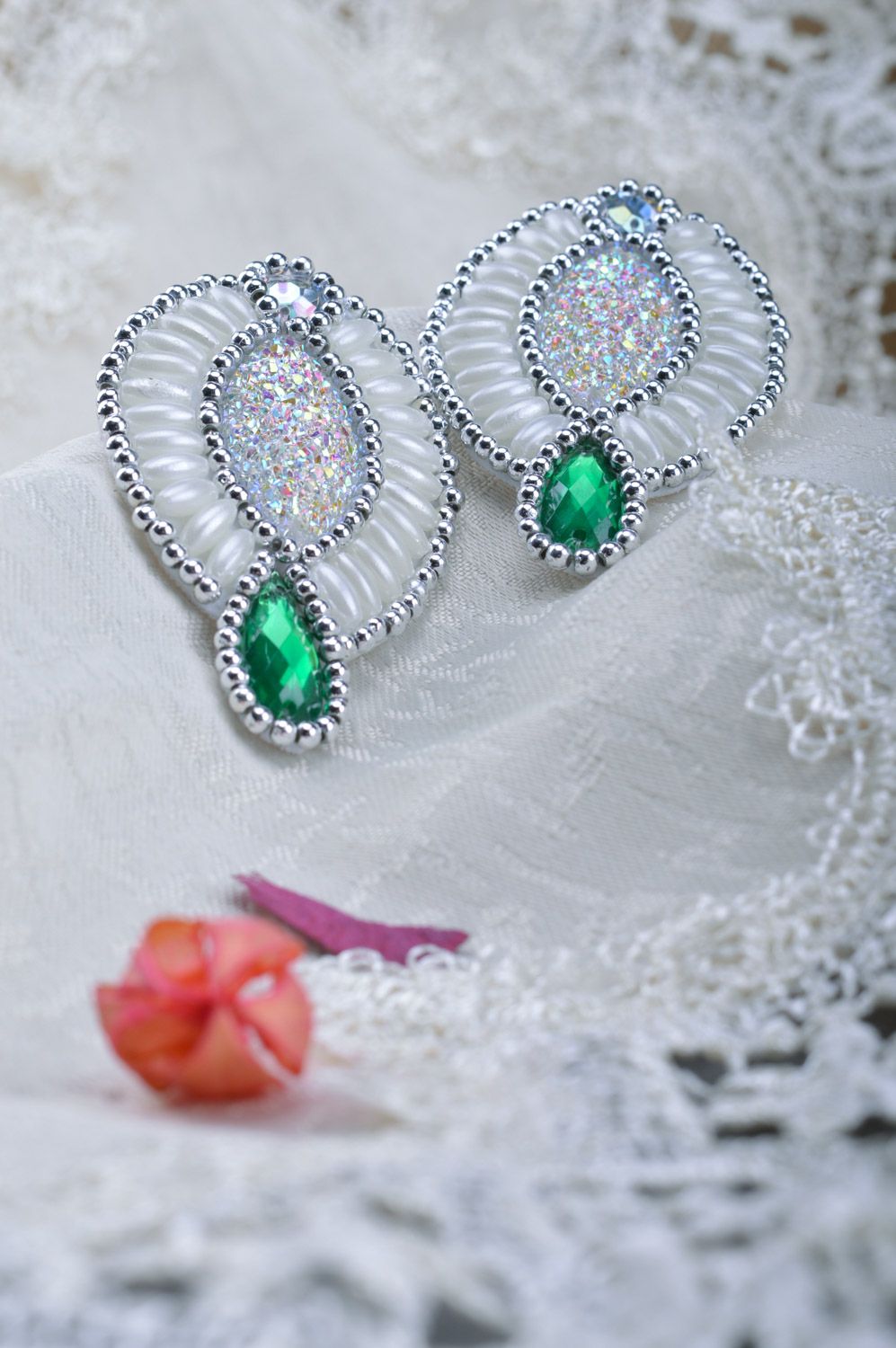 Handmade drop-shaped stud earrings with beads of white color with green stones  photo 4