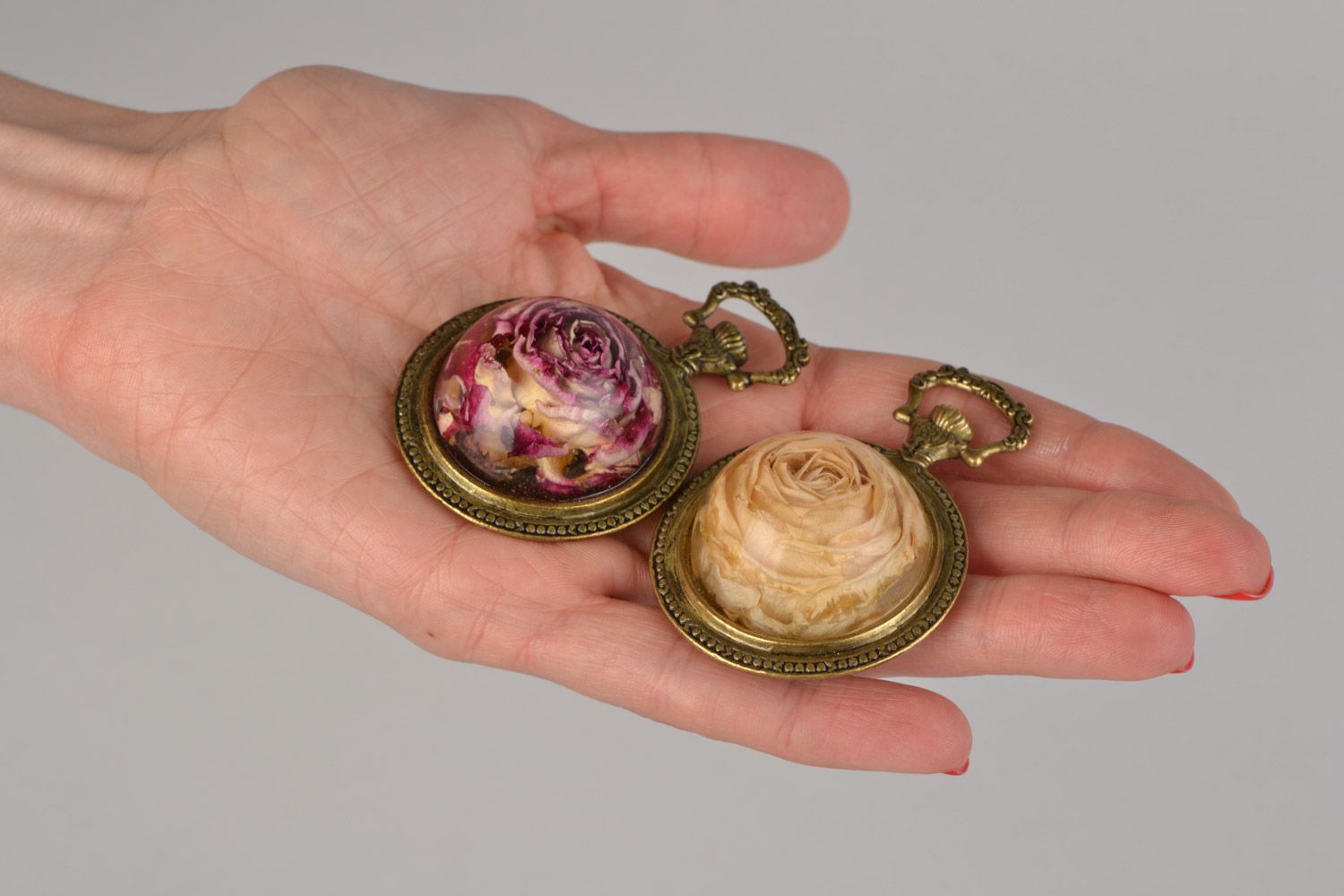 Set of handmade botanical neck pendants with real flowers coated with epoxy photo 2