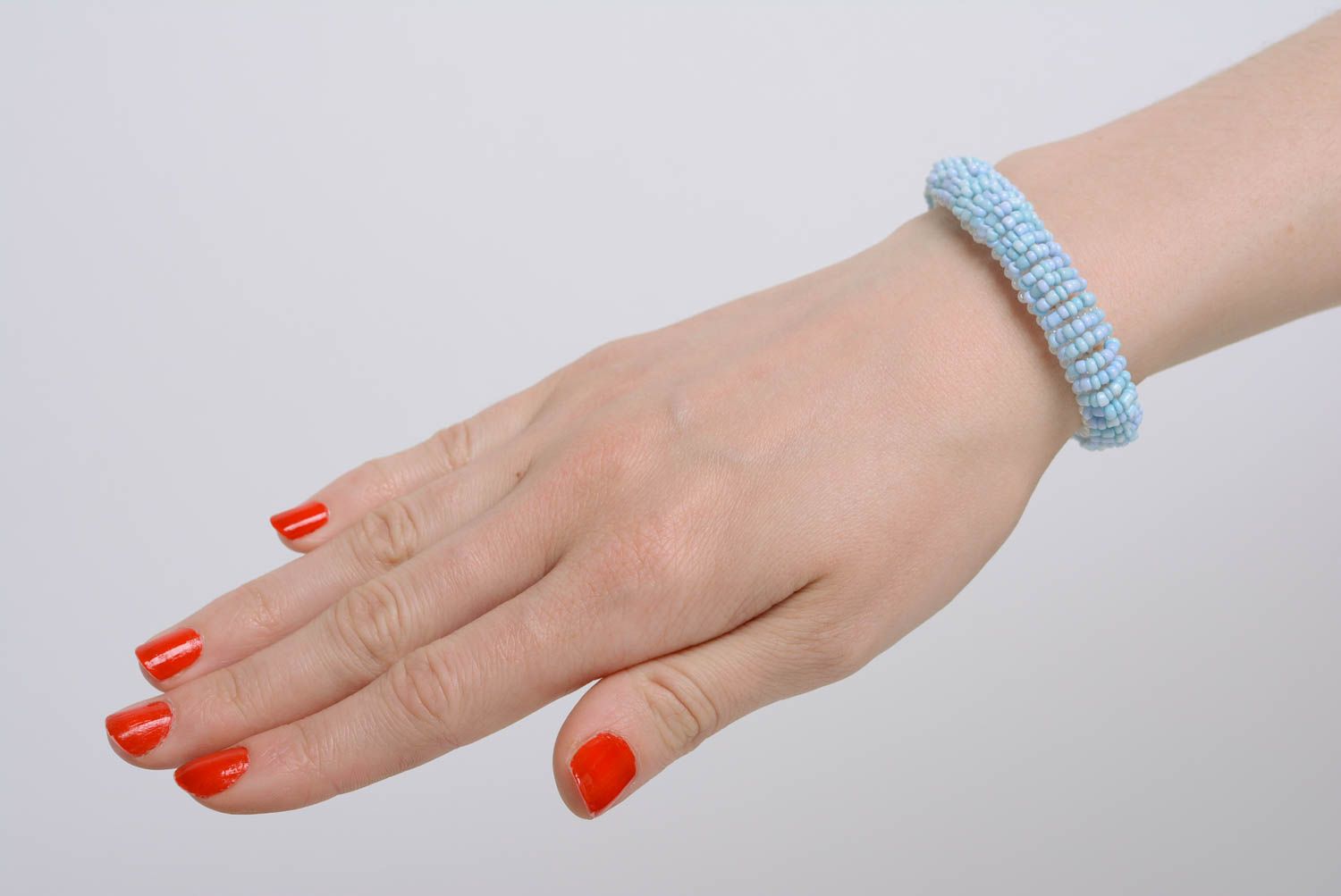 Светлый браслет на руку из бисера ручной работы плетеный красивый голубой с белым фото 2