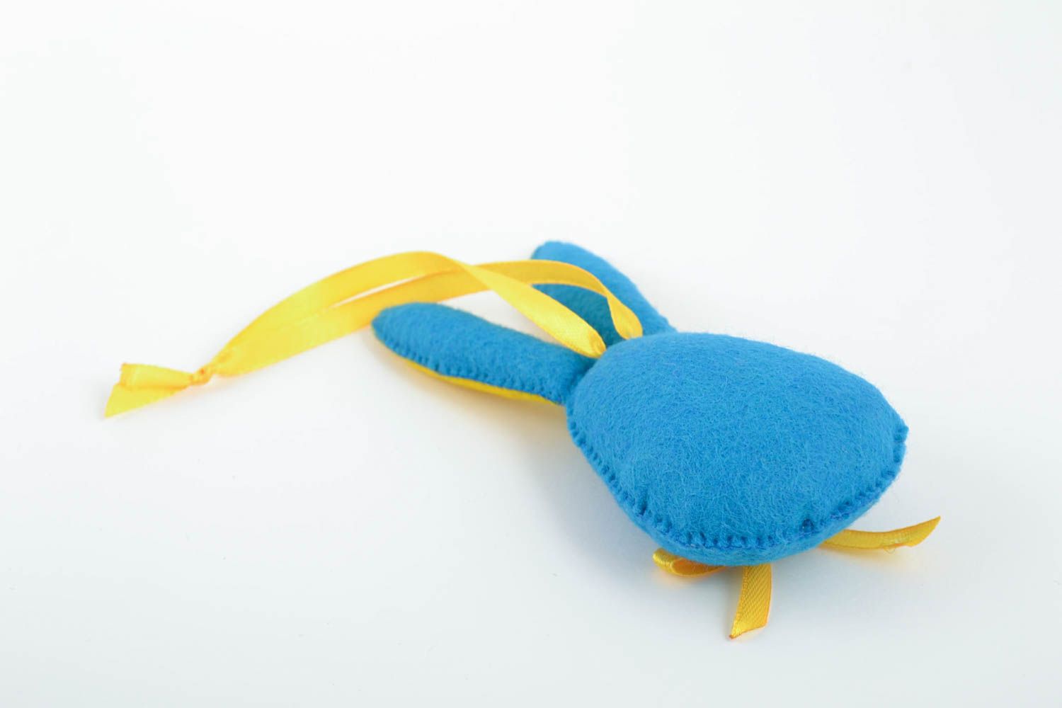 Kleiner schöner blau gelber Spielzeug Hase Anhänger handgemacht mit Schleife foto 4
