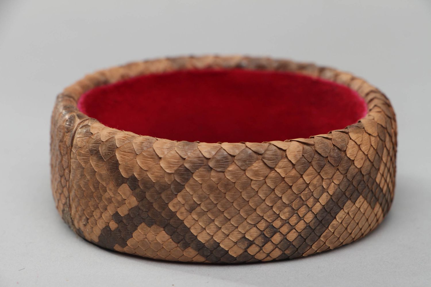 Bracelet en cuir de python avec daim rouge photo 1
