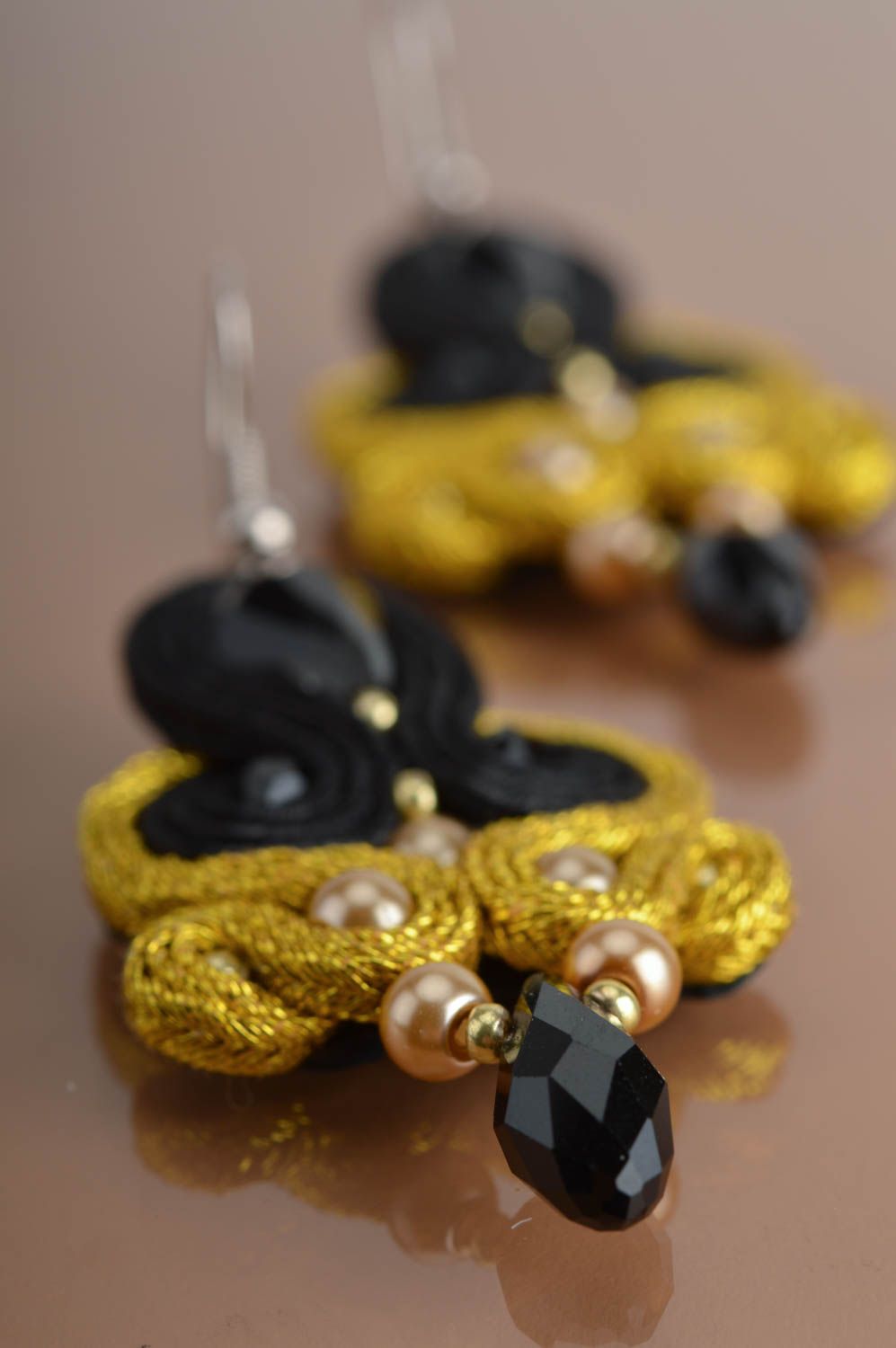 Boucles d'oreilles soutache couleur noir or faites main pendantes avec cristaux photo 4