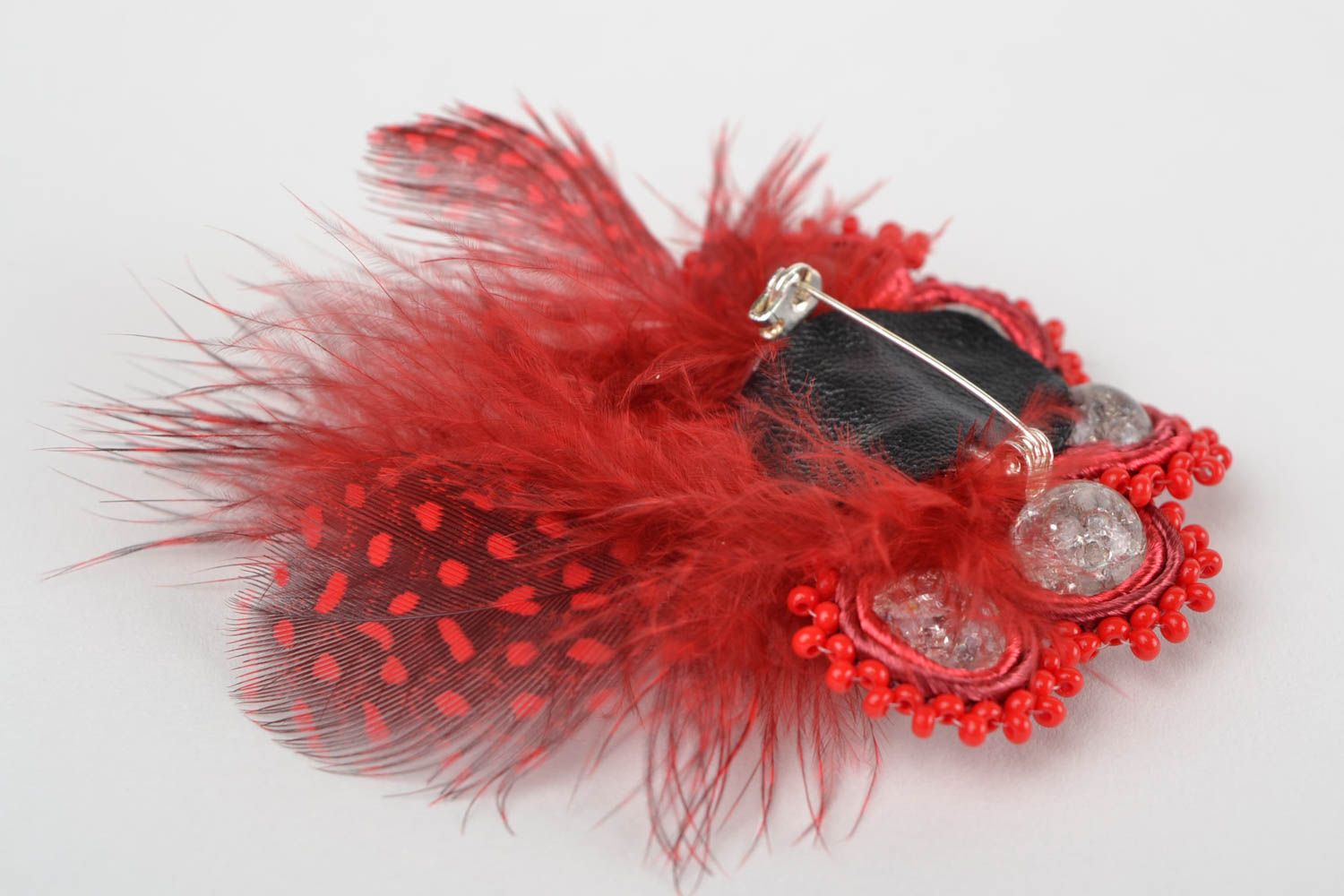 Broche soutache avec perles en verre et plumes faite main rouge en cuir  photo 5