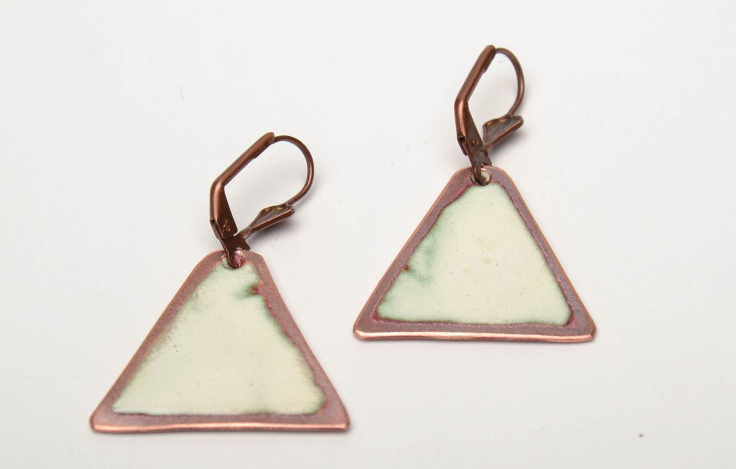 Pendientes de cobre pintados con esmaltes triangulares foto 5