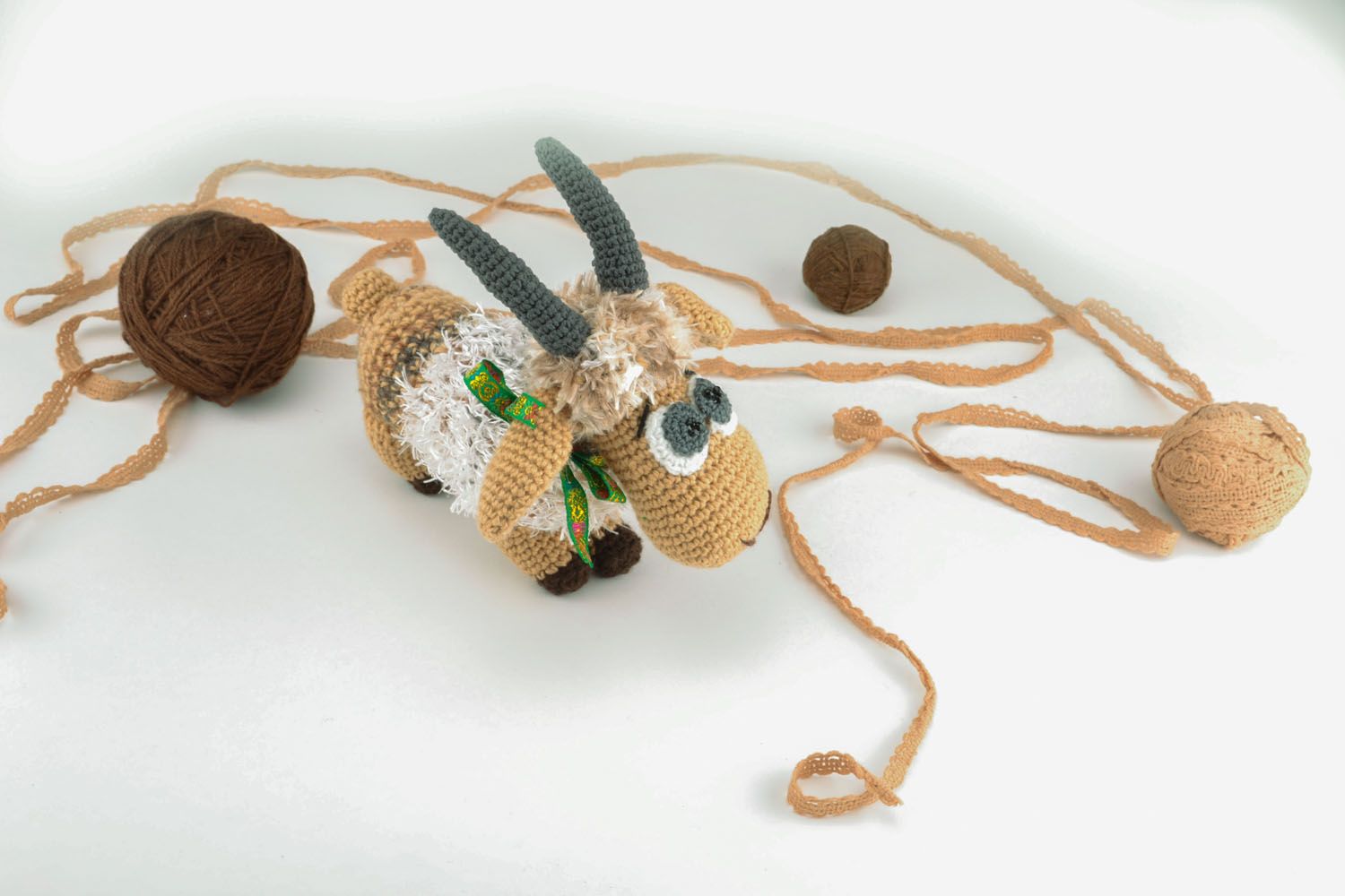 Peluche chèvre artisanale tricotée au crochet  photo 1