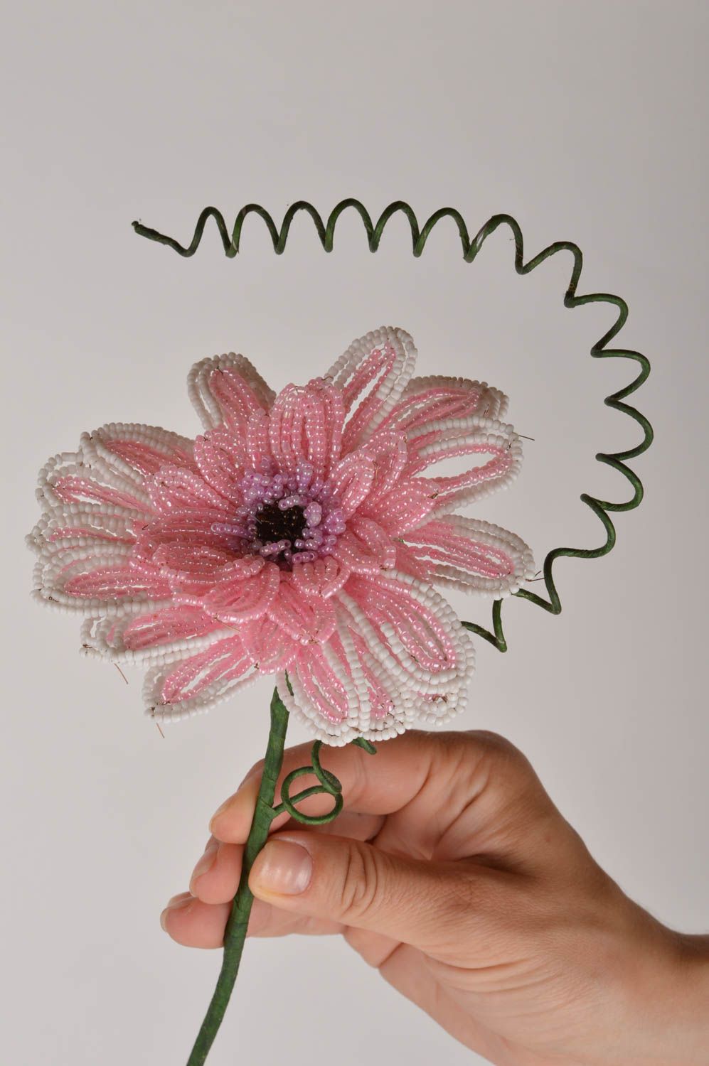 Цветок из бисера искусственная розовая гербера ручной работы для декора дома фото 3