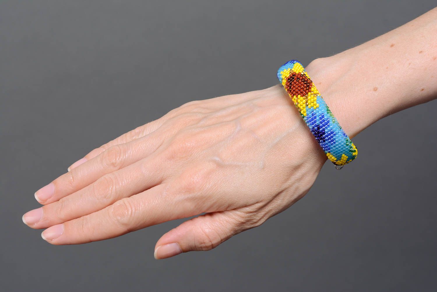Buntes schönes Schlauch Armband aus Rocailles mit Blumen Handarbeit blau gelb foto 2