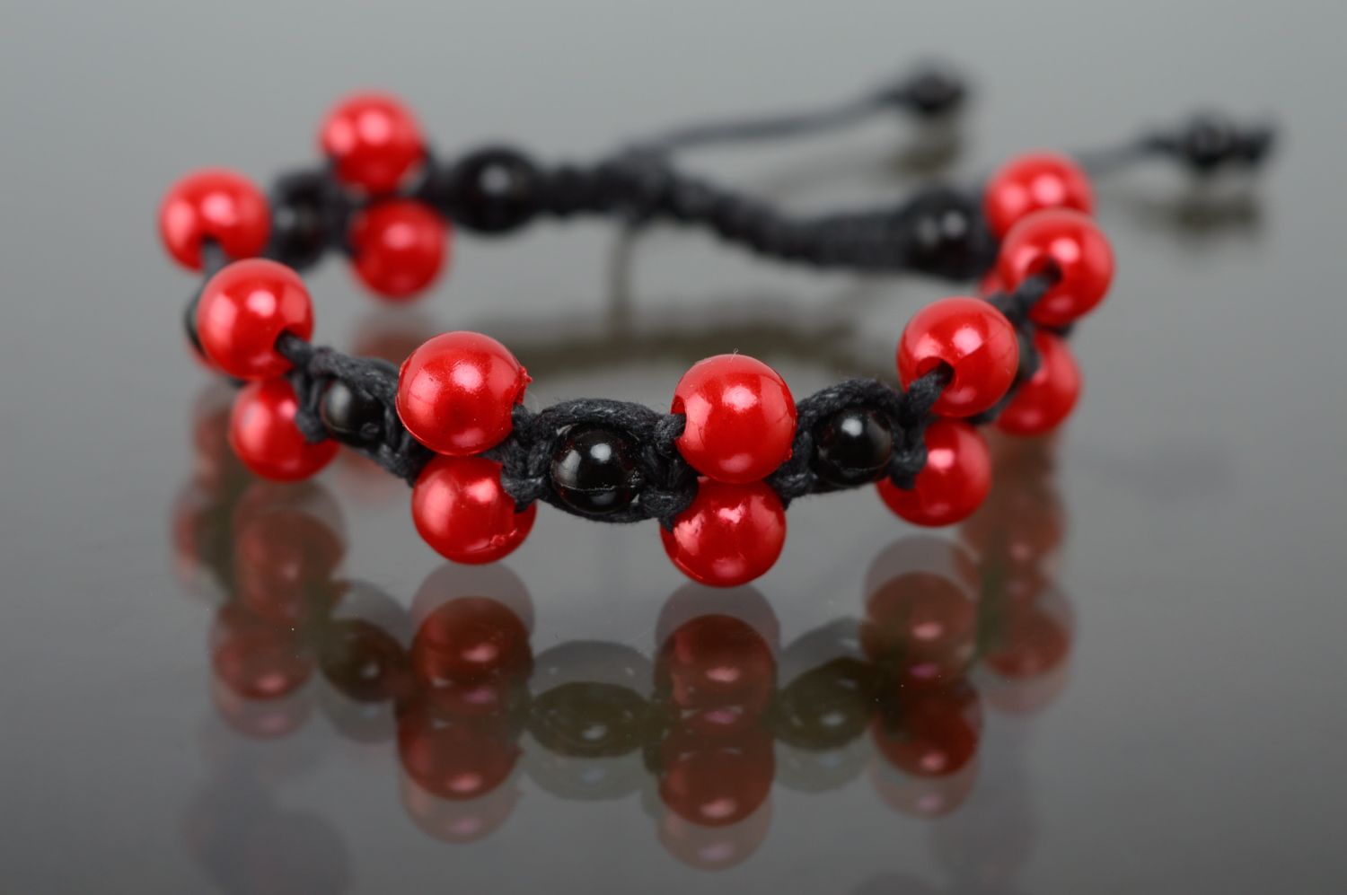 Bracelet en macramé en lacet ciré et perles noires et rouges fait main femme photo 1