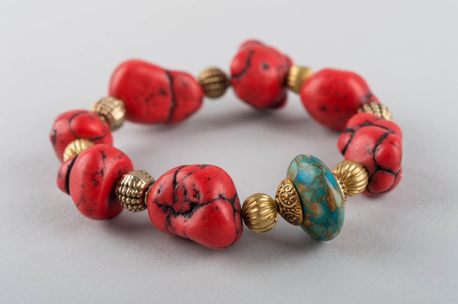 Feines rotes handgemachtes Armband aus Natursteinen Koralle und Messing foto 3