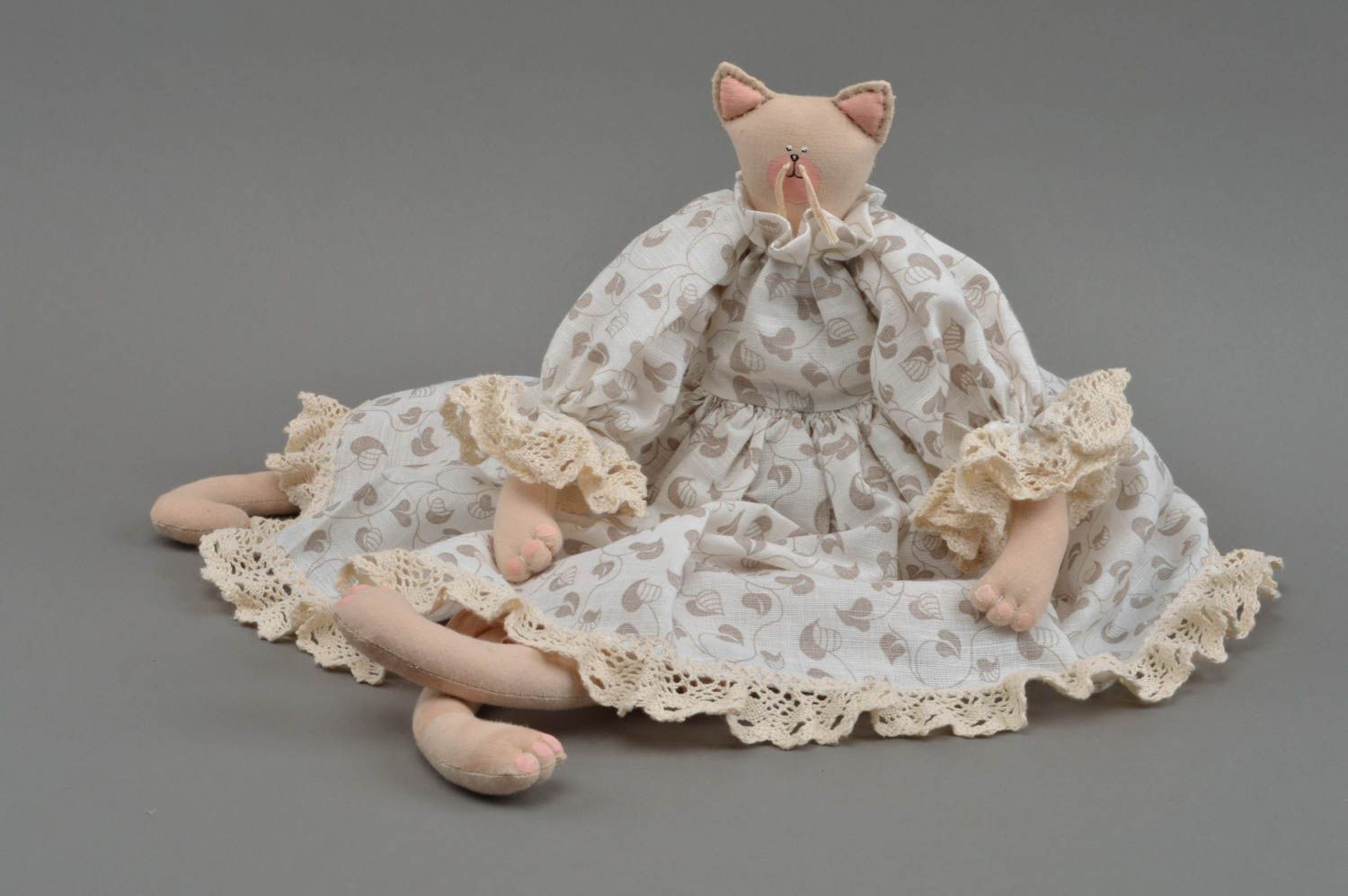 Poupée chat en robe belle originale faite main en coton et en lin beige photo 4