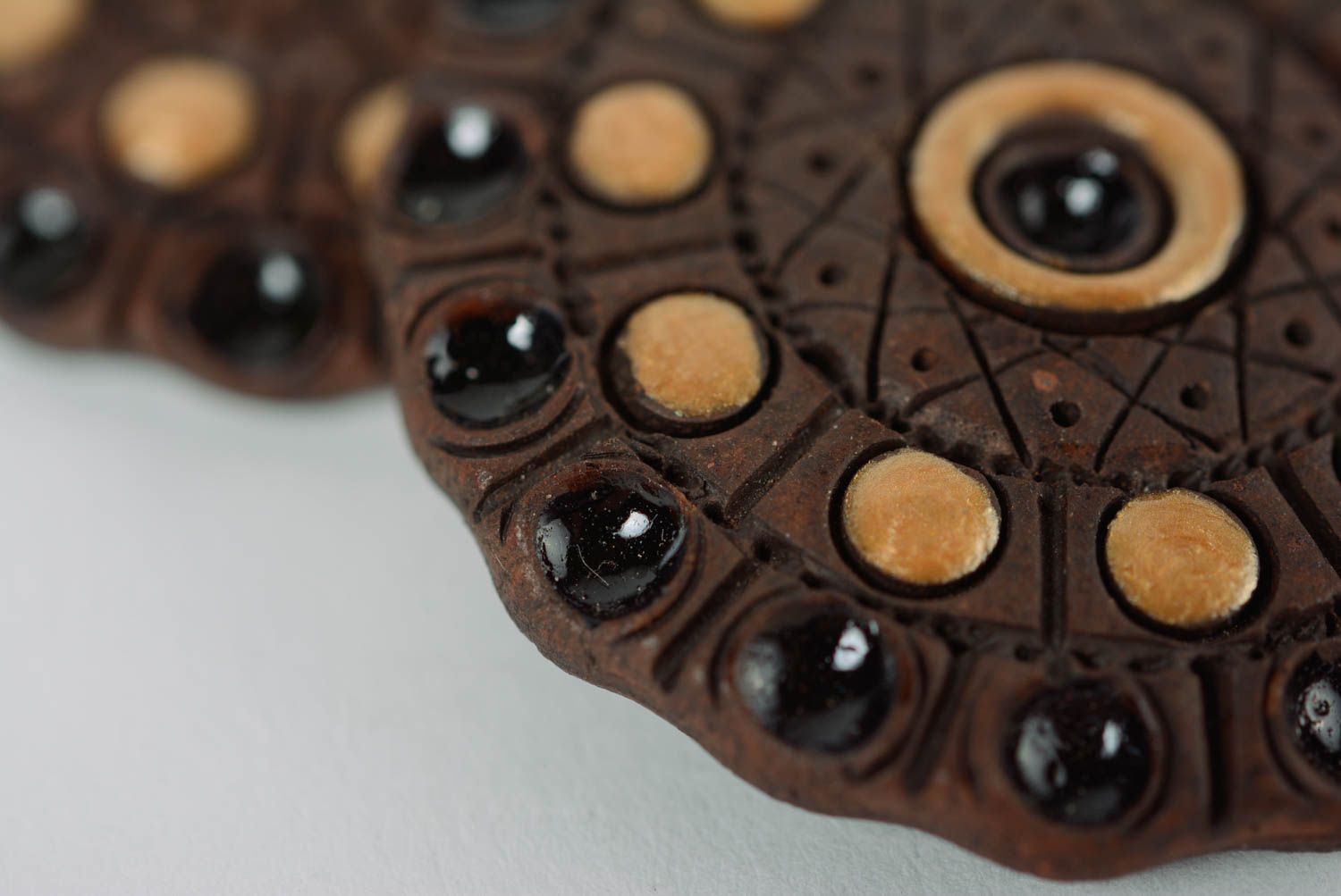 Глиняные серьги расписанные эмалью ручной работы круглые коричневые женские фото 2