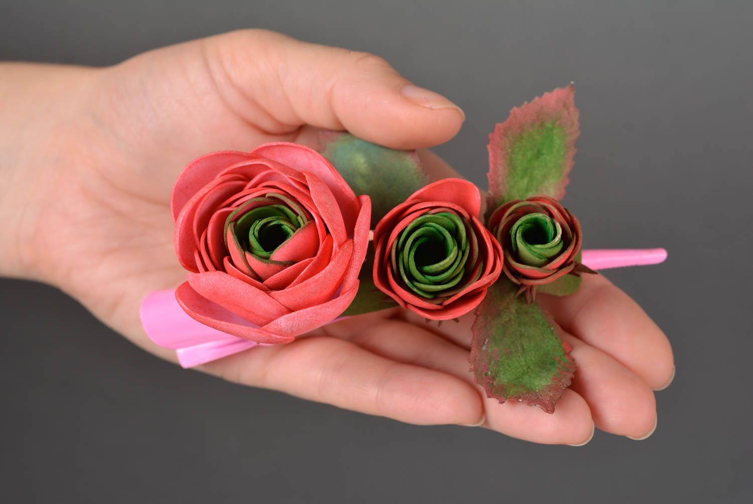 Handgemachte Haarspange aus Foamiran mit Blumen schön und romantisch für Frauen foto 2