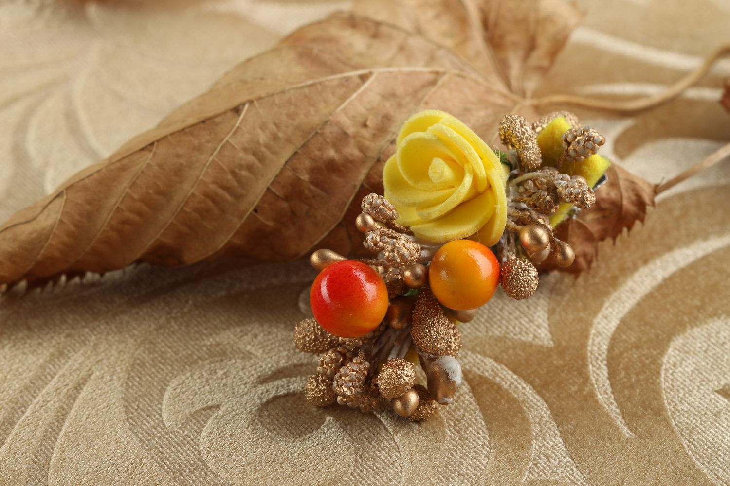 Украшение ручной работы заколка с цветком и ягодами аксессуар для волос фото 1