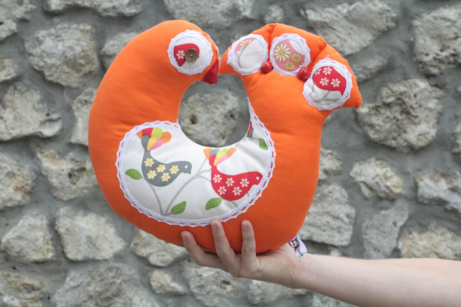 Brinquedo travesseiro feito à mão de tecido decorado com bordados Rola foto 1