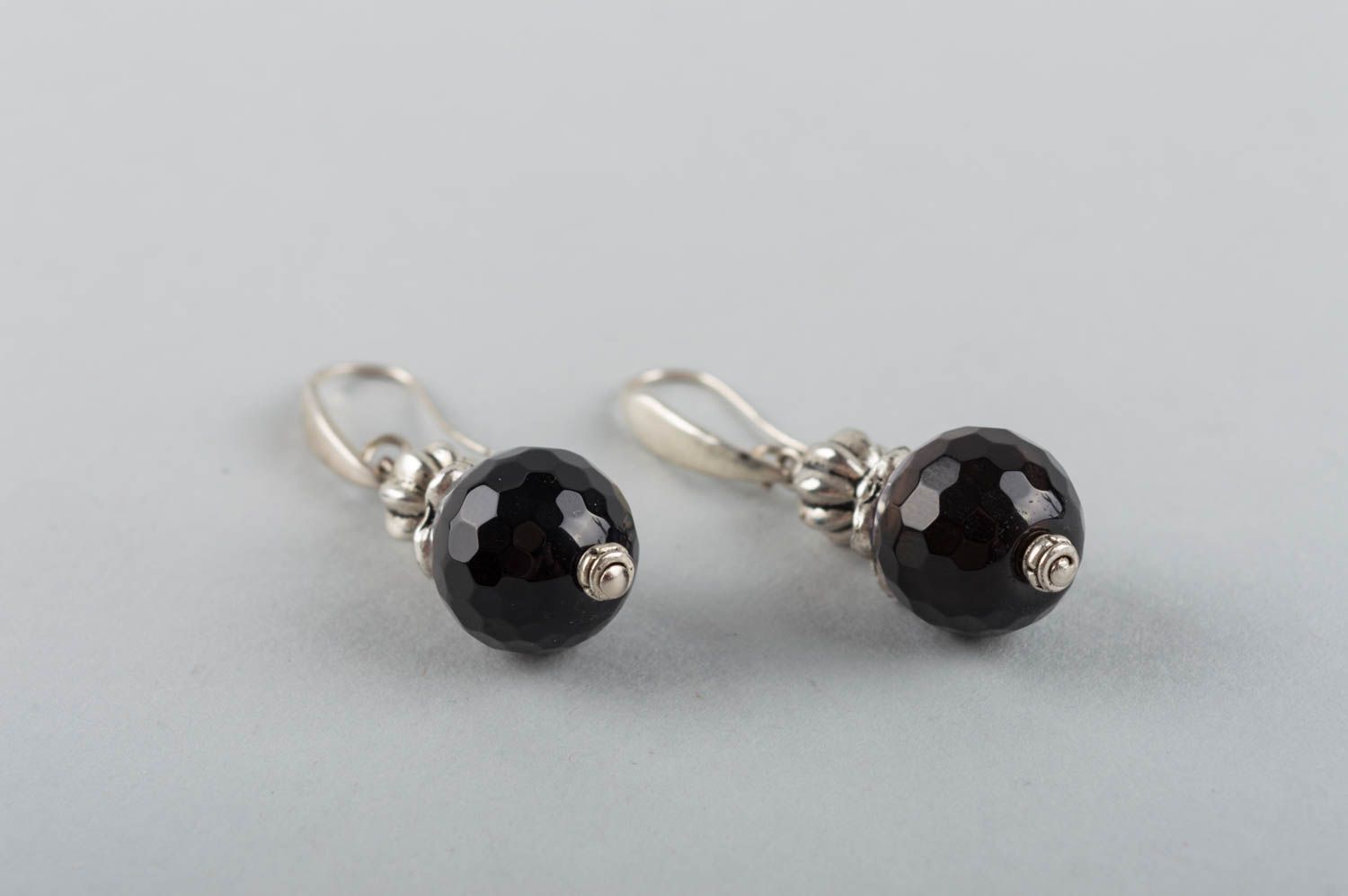 Beautiful designer elegant black handmade earrings made of agate and brass photo 3
