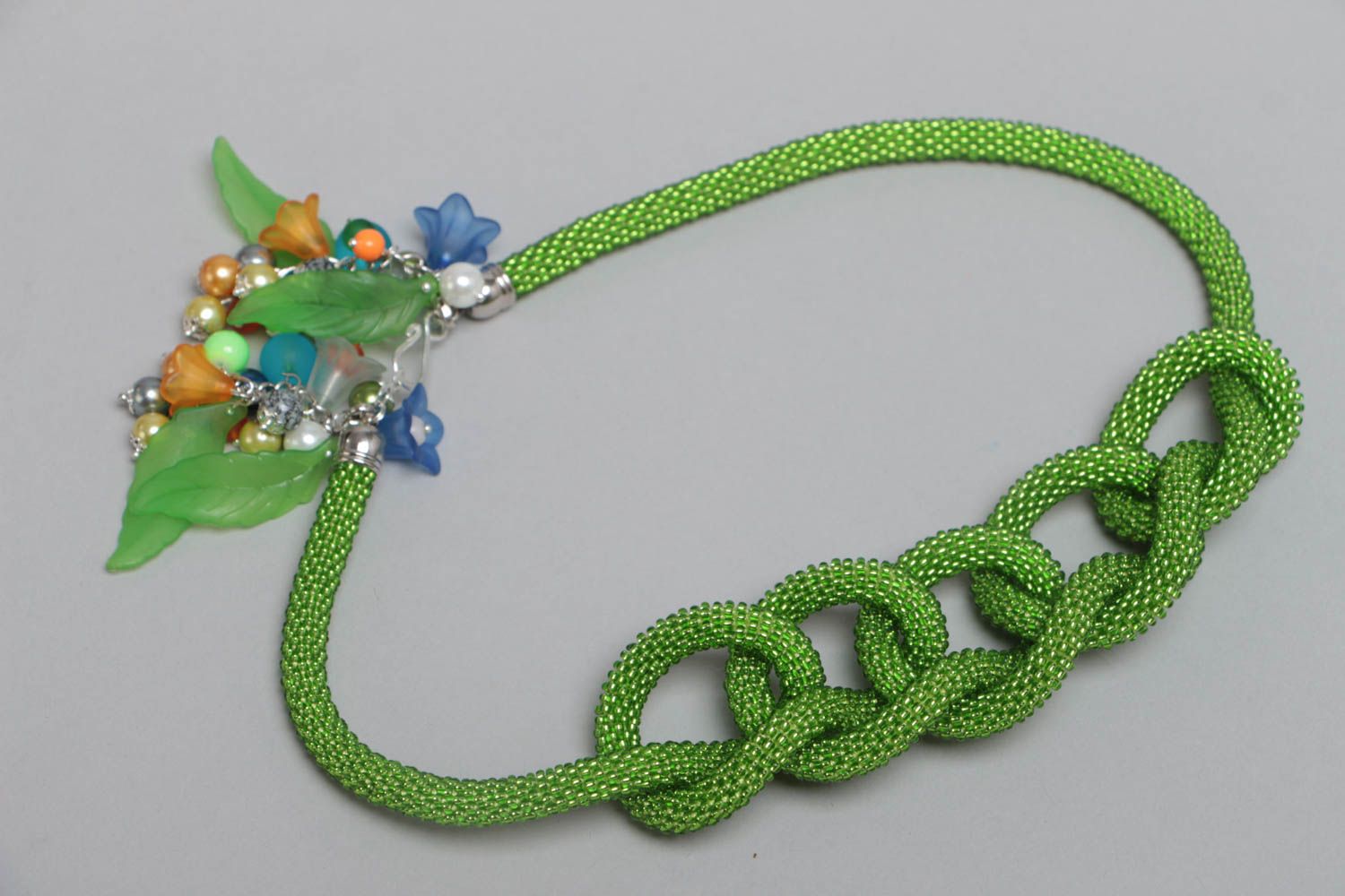 Handmade long stylish green beaded cord lariat necklace with floral charms photo 2