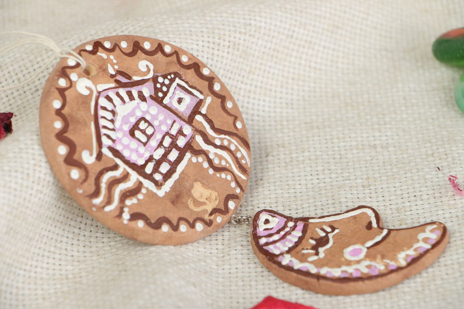 Pendentif biscuit au gingembre en pâte polymère fait main sur un cordon photo 5