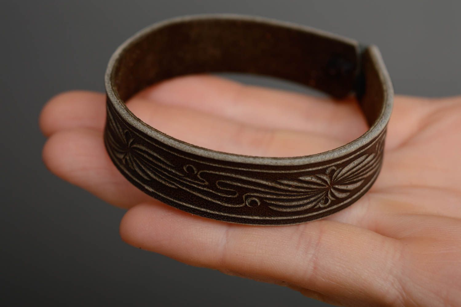 Dark carved leather bracelet photo 4