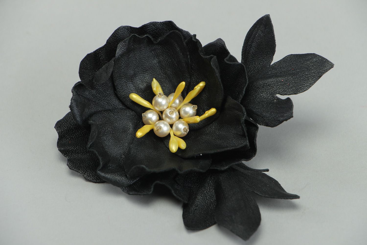 Spilla a forma di fiore color nero fatta a mano accessorio originale in pelle foto 1