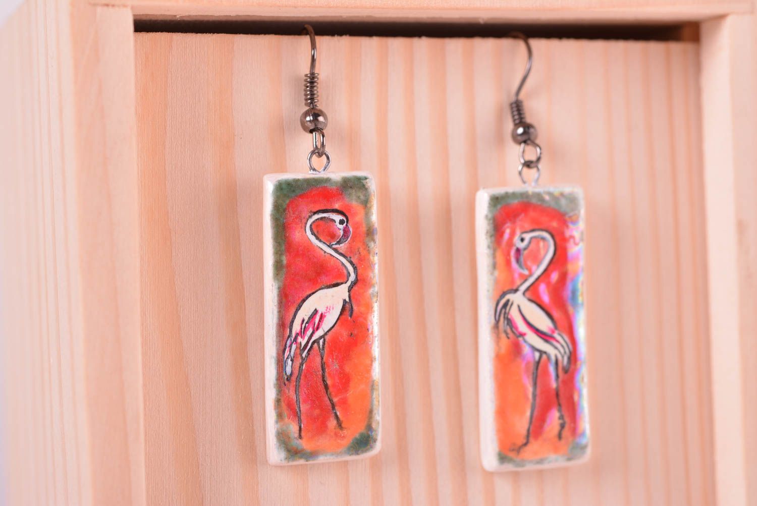 Orecchini belli in argilla fatti a mano accessorio originale con flamingo foto 1