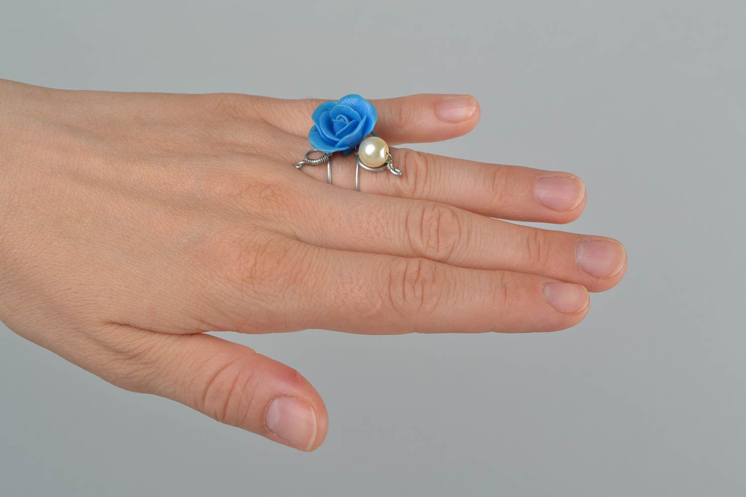 Handgemachter Ring mit Rose aus Polymerton in Wire Wrap Technik mit Perle blau foto 2