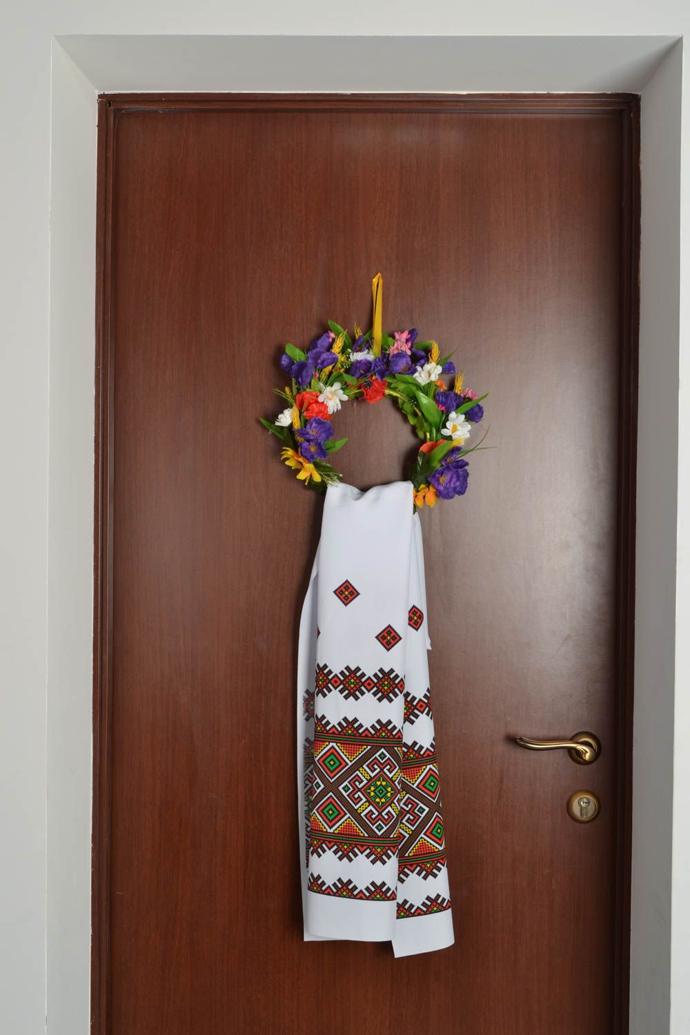 Corona para la puerta con toalla y flores  foto 1