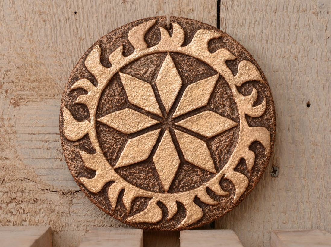 Prato decorativo de argila feito à mão para decoração da parede em estilo étnico Alatyr foto 1