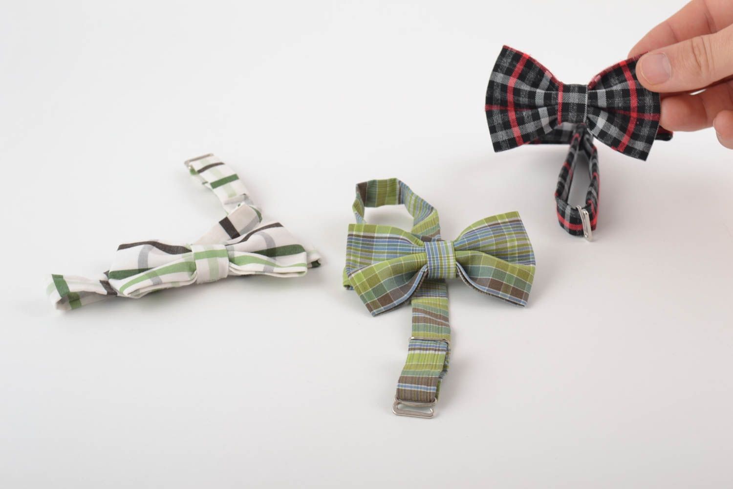 Набор текстильных галстуков-бабочек ручной работы 3 штуки в разноцветную клетку фото 5