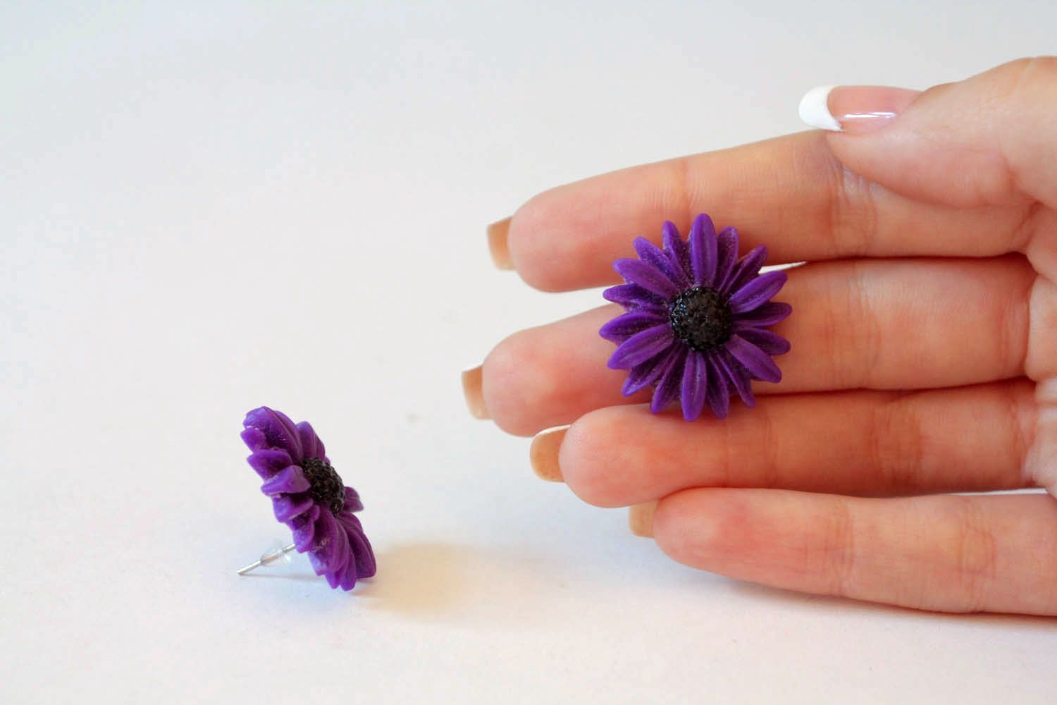 Boucles d'oreilles en pâte polymère violettes faites main photo 5