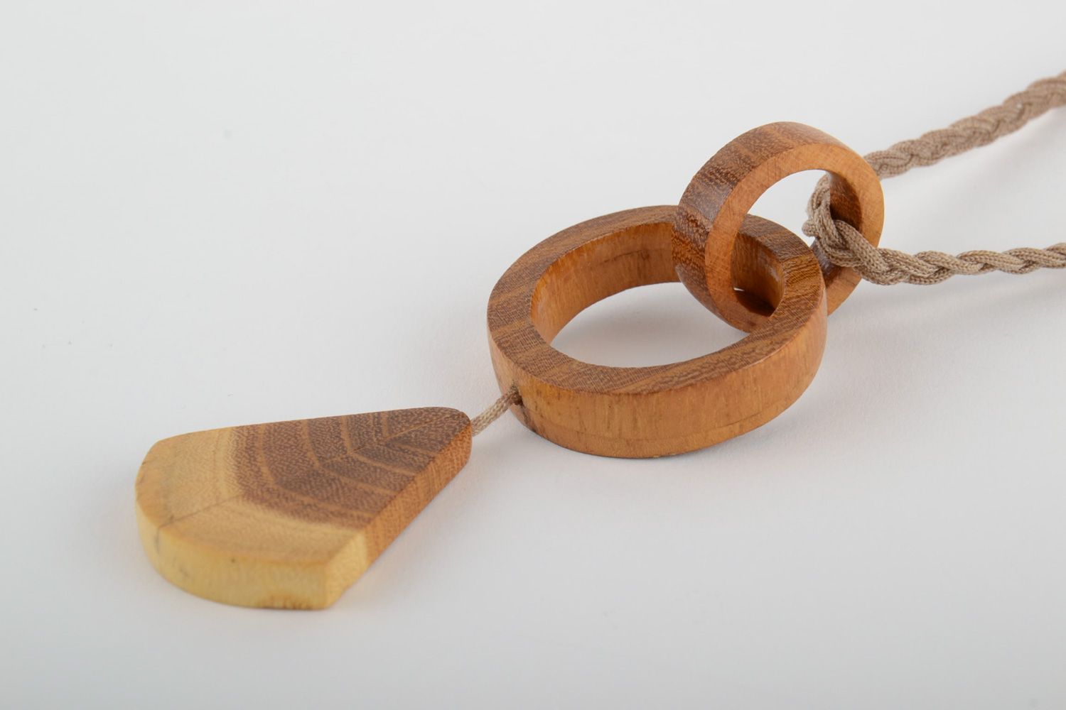 Colgante de madera artesanal tallado a mano y teñido para cuello en un cordón foto 3
