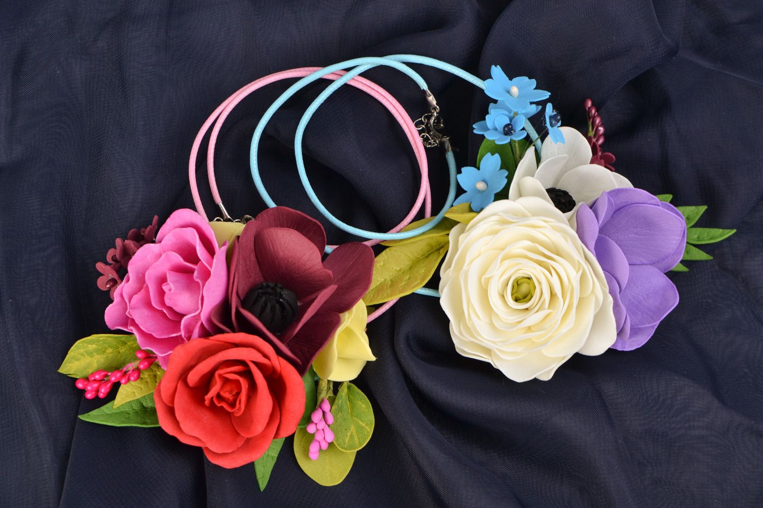 Conjunto de collares artesanales con flores de foam set de dos collares foto 1